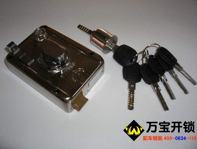 其實(shí)防盜門經(jīng)開鎖公司開鎖后，一般不需要換鎖。現(xiàn)在的開鎖公司在開業(yè)前要上報(bào)公安機(jī)關(guān)備案、審批的正規(guī)機(jī)構(gòu)，其正常開展業(yè)務(wù)（也就是開鎖）是安全守法的行為，不會出現(xiàn)人們擔(dān)心的事情。再說開鎖公司開鎖并不需要用鎖匙，而是用特殊的器具。每天都有丟了鎖匙請開鎖公司開鎖的，卻沒有因此失竊，可見開鎖公司是可靠的，不必過慮。若果實(shí)在不放心，可以把鎖換了。