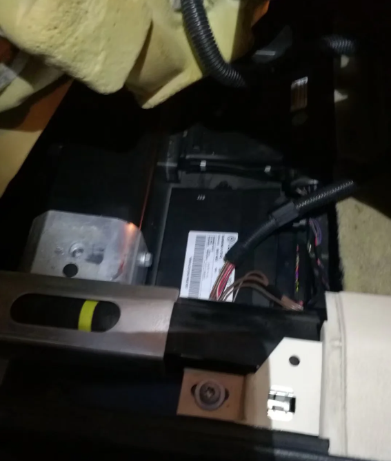 10年奧迪A8L汽車鑰匙全丟配鑰匙，萊蕪?qiáng)W迪配鑰匙開汽車鎖
