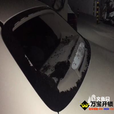 2分鐘盜竊現(xiàn)場(chǎng)全記錄丨男子凌晨持手電筒砸奔馳車(chē)盜走iPhone