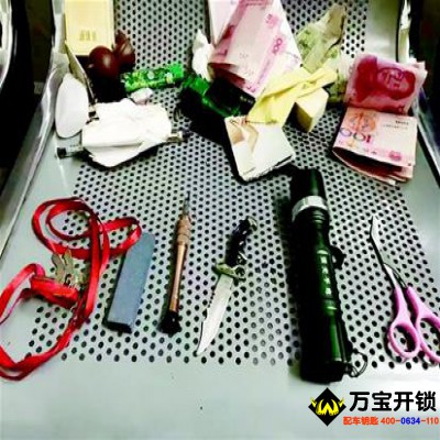 小偷入室盜竊被反鎖房?jī)?nèi) 眾街坊圍堵“甕中捉鱉”